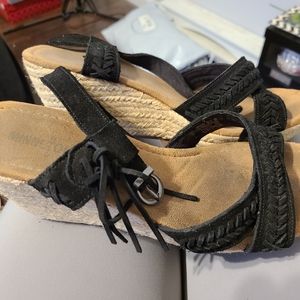 Minnetonka Black scrappy Wedge heel sandal. Size 10